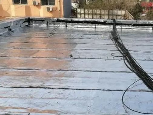 谢通门卫生间漏水维修公司分享下谢通门屋面楼顶防水刚性防水层施工要点。